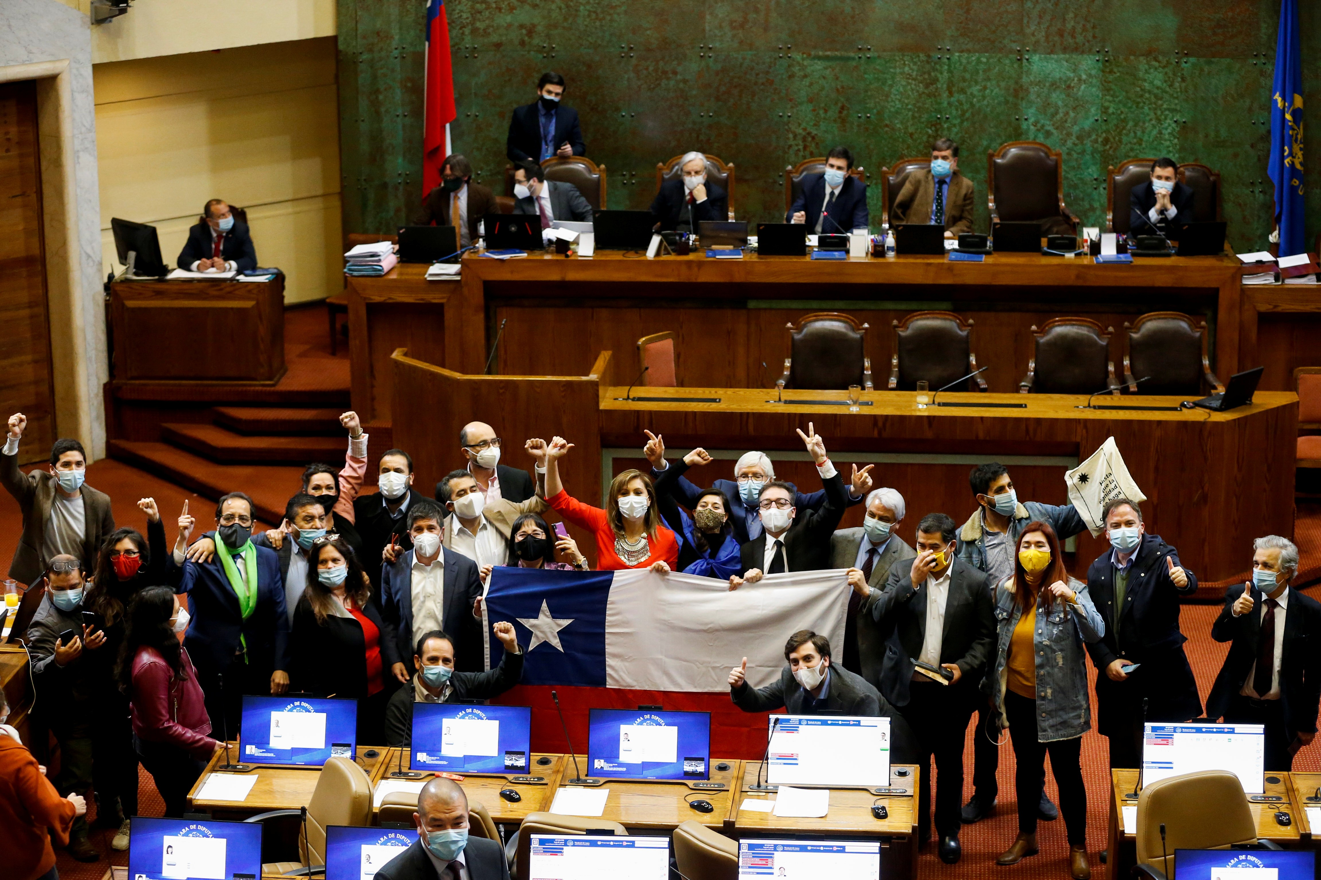 Chile promulga lei histórica para aliviar impacto econômico do coronavírus thumbnail