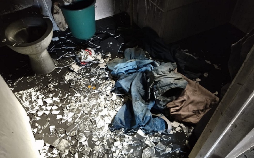 Banheiro do apartamento também foi atingido.  — Foto: Leábem Monteiro/TV Diário