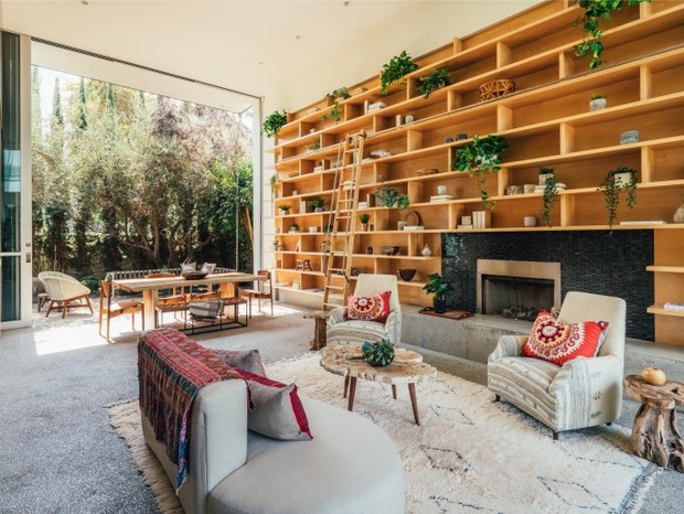 Emilia Clarke vende casa contemporânea na Califórnia por R$ 24 milhões (Foto: Neue Focus / Divulgação)
