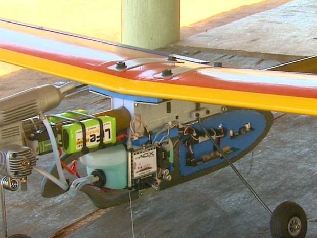 Site da USP de São Carlos ensina como fazer um veículo aéreo não tripulado (Foto: Marlon Tavoni/EPTV)