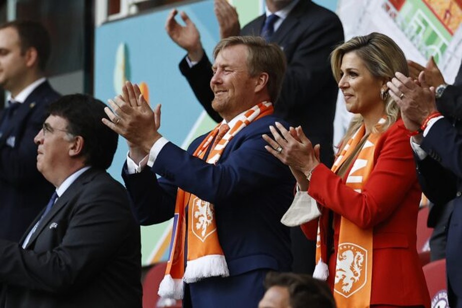 O rei e a rainha torcendo pela Oranje na Euro 2020 do ano passado