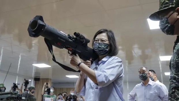 Presidente de Taiwan posou com lançador de foguetes antitanque em foto do governo que viralizou recentemente (Foto: PRESIDÊNCIA DE TAIWAN via BBC)