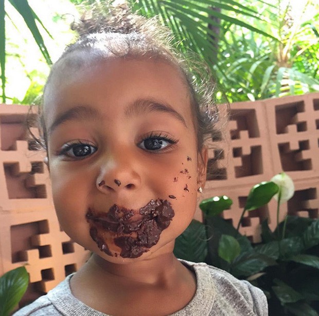 North West toda lambuzada de chocolate, em julho de 2015 (Foto: Reprodução)