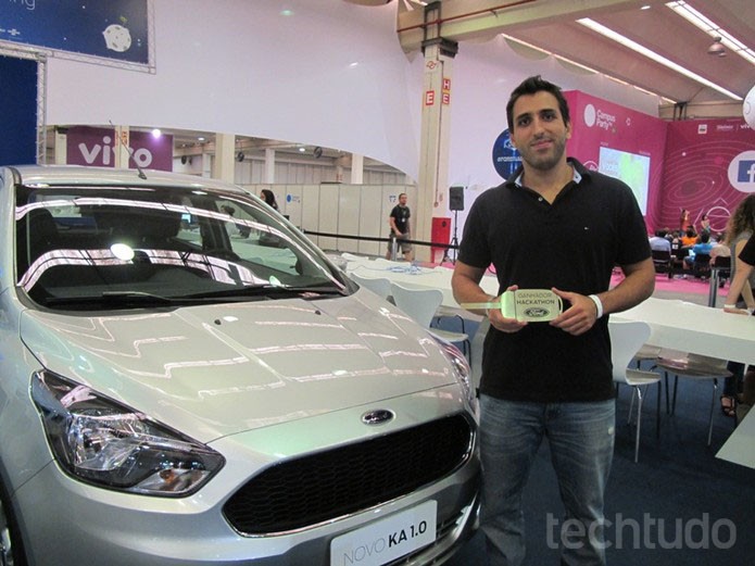Daniel com seu pr?mio: o novo Ford Ka 1.0 (Foto: Laura Martins / TechTudo)