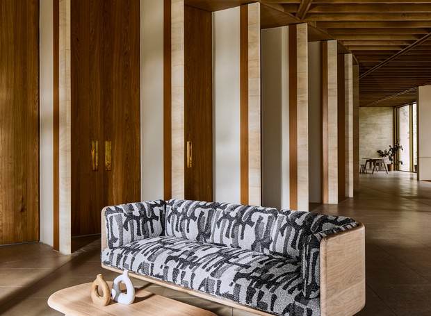 Carvalho, madeira de figueira, cortiça e lã são os principais materiais usados nos móveis (Foto: Dezeen/ Reprodução)