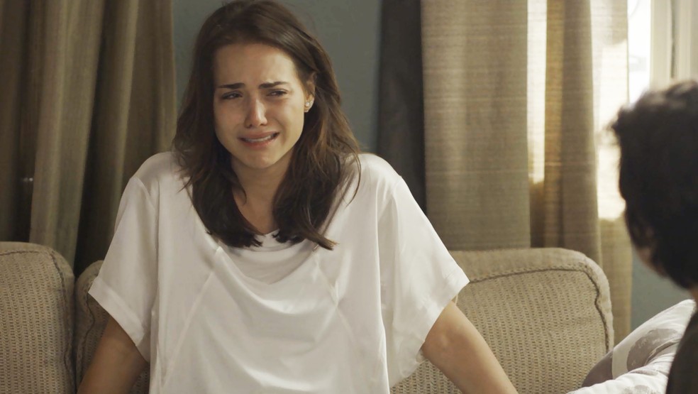 Rosa cai no choro e implora por uma segunda chance  — Foto: TV Globo