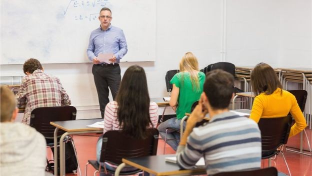 'Os salários aumentaram um pouco. Mas o Brasil não fez o suficiente para tornar a carreira de professor intelectualmente atrativo', diz o diretor de educação da OCDE (Foto: WAVEBREAKMEDIA/GETTY IMAGES via BBC News Brasil) 'Os salários aumentaram um pouco. Mas o Brasil não fez o suficiente para tornar a carreira de professor intelectualmente atrativo', diz o diretor de educação da OCDE (Foto: WAVEBREAKMEDIA/GETTY IMAGES via BBC News Brasil)