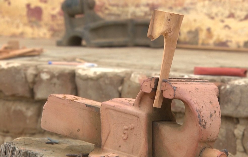 Vicente Borges usa uma m&aacute;quina manual em um dos processos para finalizar a escultura das ferramentas, no Cariri da Para&iacute;ba &mdash; Foto: Reprodu&ccedil;&atilde;o/TV Para&iacute;ba