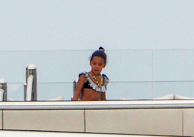 ** RIGHTS: ONLY UNITED STATES, BRAZIL, CANADA ** Ponza, ITALY  - *EXCLUSIVE*  - Beyonce with Jay Z and their children Blue Ivy Carter, Rumi Carter and Sir Carter enjoying their holidays on a yacht in Ponza Island, Italy.Pictured: GuestBACKGRID USA (Foto: Ciao Pix / BACKGRID)