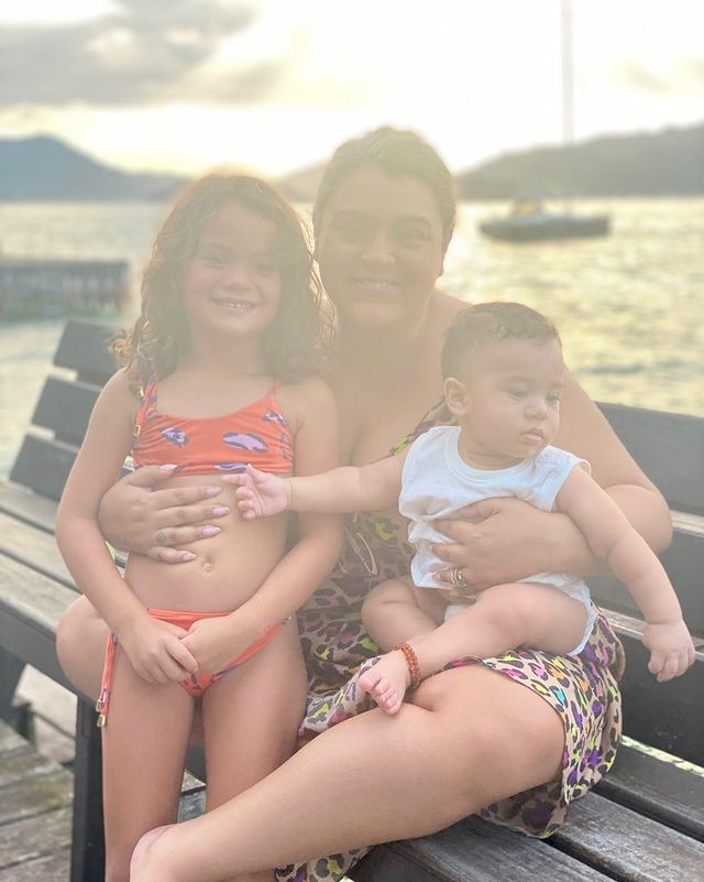 Preta Gil posta com a neta, Sol, e o afilhado, Théo: "Amores da minha vida!" (Foto: Reprodução/Instagram)