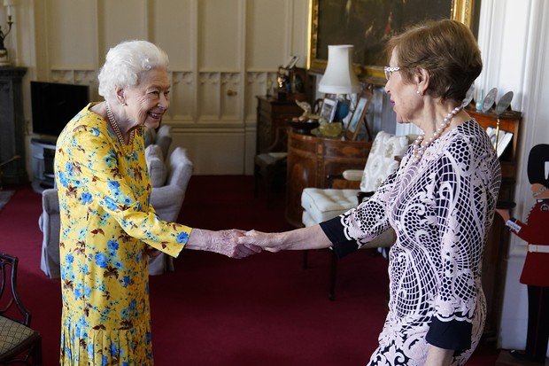 Em 22 de junho, em Windsor, a rainha recebeu a governadora de New South Wales, Margaret Beazley, em uma audiência no castelo (Foto: Getty Images)