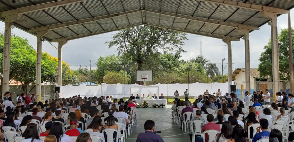 Ato ecumênico reúne representantes de pelo menos cinco religiões uma semana após o massacre na Escola Estadual Raul Brasil — Foto: Maiara Barbosa/G1