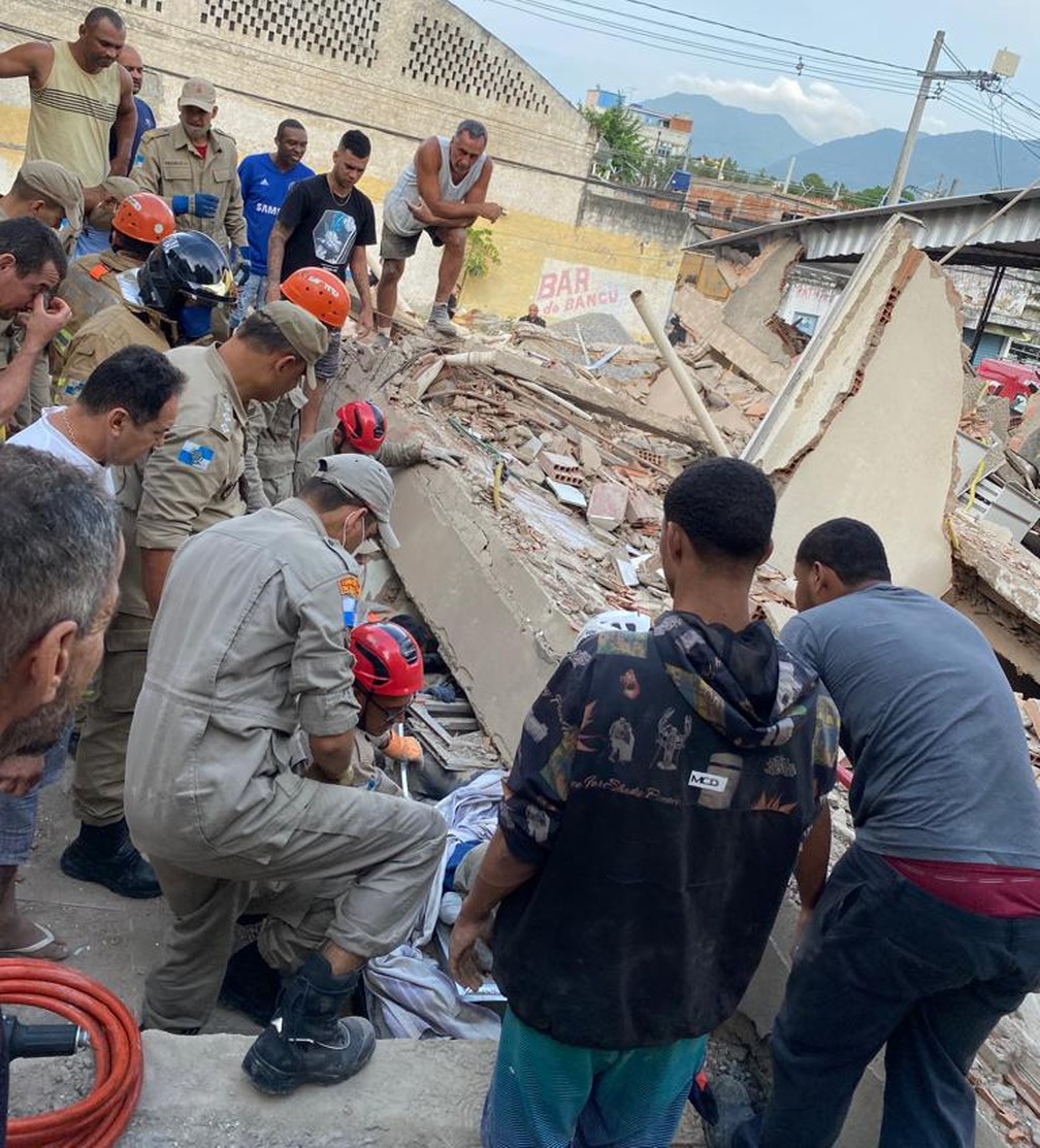 Bombeiros nos escombros de prédio em Nilópolis — Foto: Gabriel Barreira/TV Globo