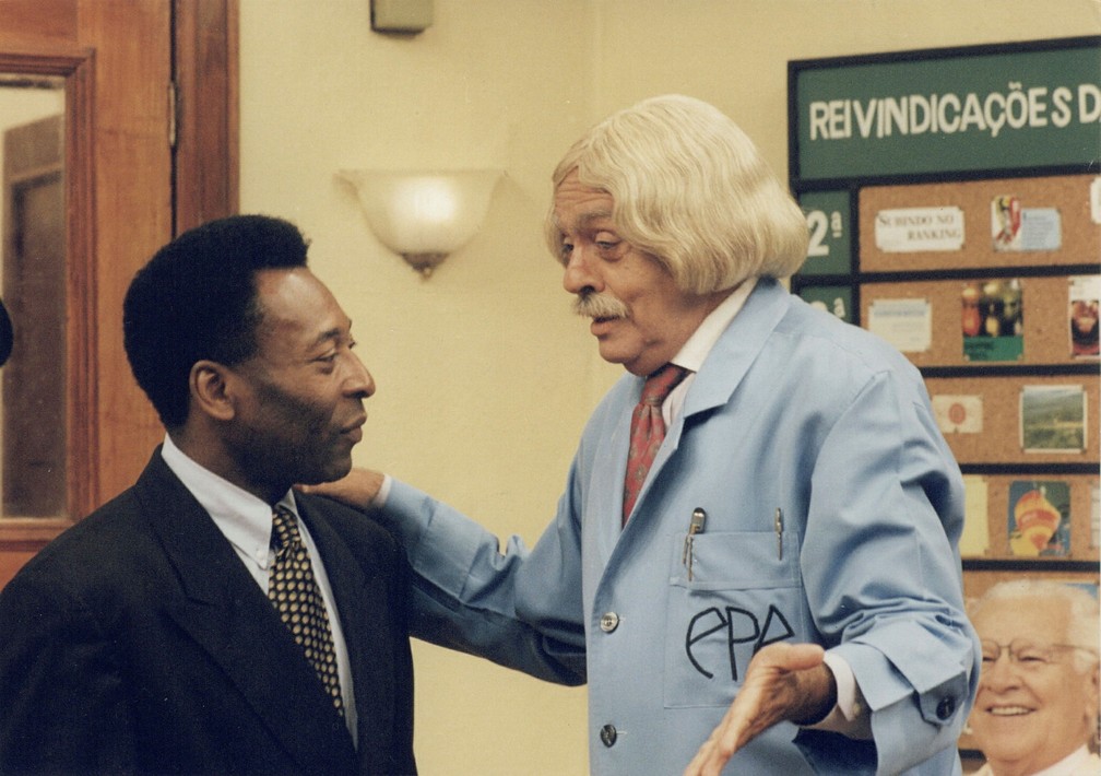 Pelé e Chico Anysio durante as gravações da 'Escolinha do Professor Raimundo' — Foto: Acervo Grupo Globo
