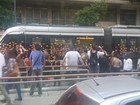 Manifestação interrompe circulação do VLT na Candelária, no Rio