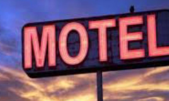 Homem morre abandonado durante 'ménage' e  família entra na Justiça 