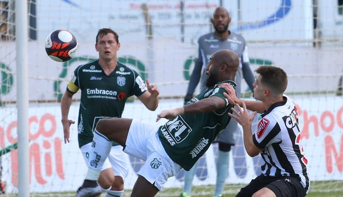 Zambi e Luiz Eduardo também acertaram permanência para disputa da Série D (Foto: Luciano Santos/ Mantiqueira)