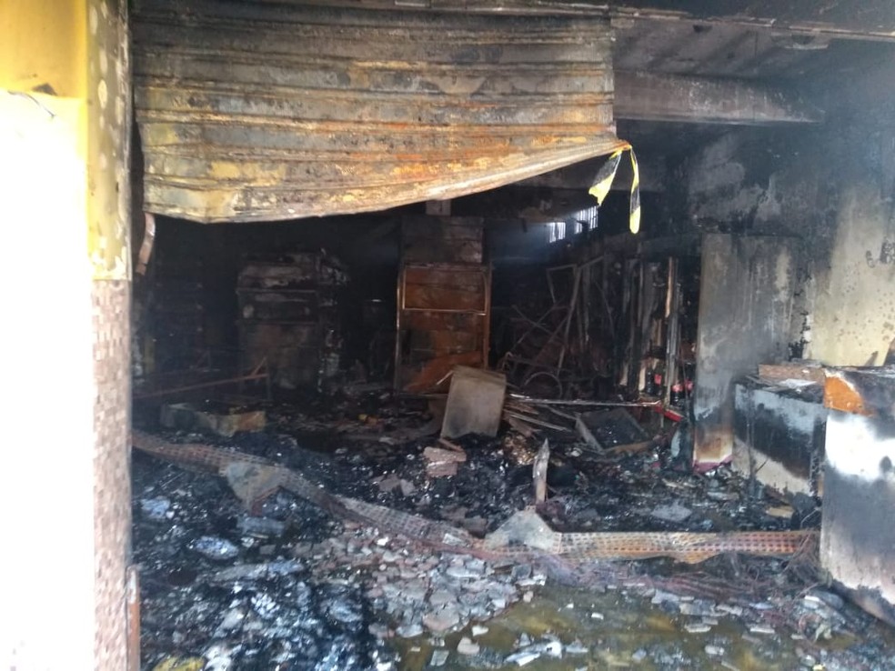 Supermercado ficou destruído com o incêndio — Foto: Carolina Sanches/TV Gazeta