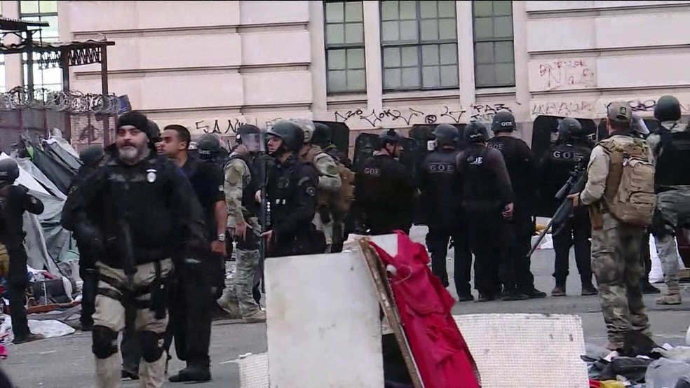 Polícia faz operação na Cracolândia (Foto: reprodução/Globo News)