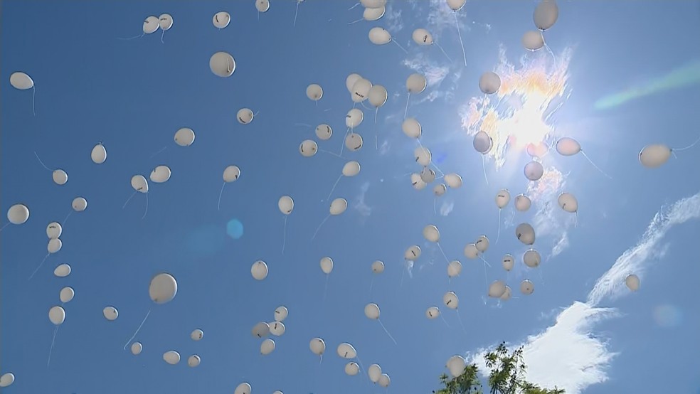 Balões brancos soltos no céu de Santa Maria — Foto: Reprodução/RBS TV