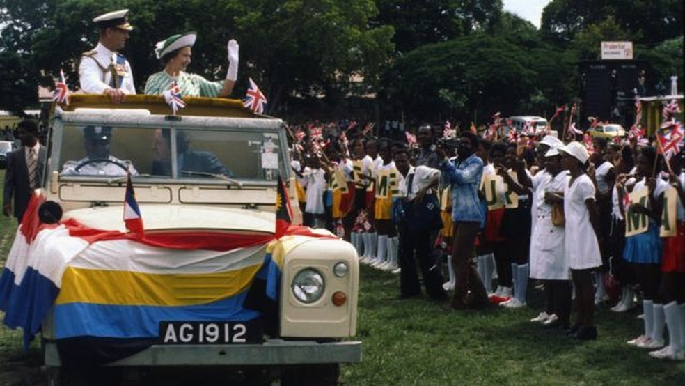 Rainha e o duque de Edimburgo durante desfile real em 1977 — Foto: GETTY IMAGES/via BBC