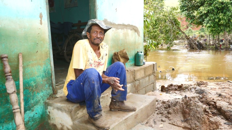 Moradores de Vereda contabilizam prejuízos de casas invadidas pela chuva na Bahia — Foto: Paulo Oliveira/g1