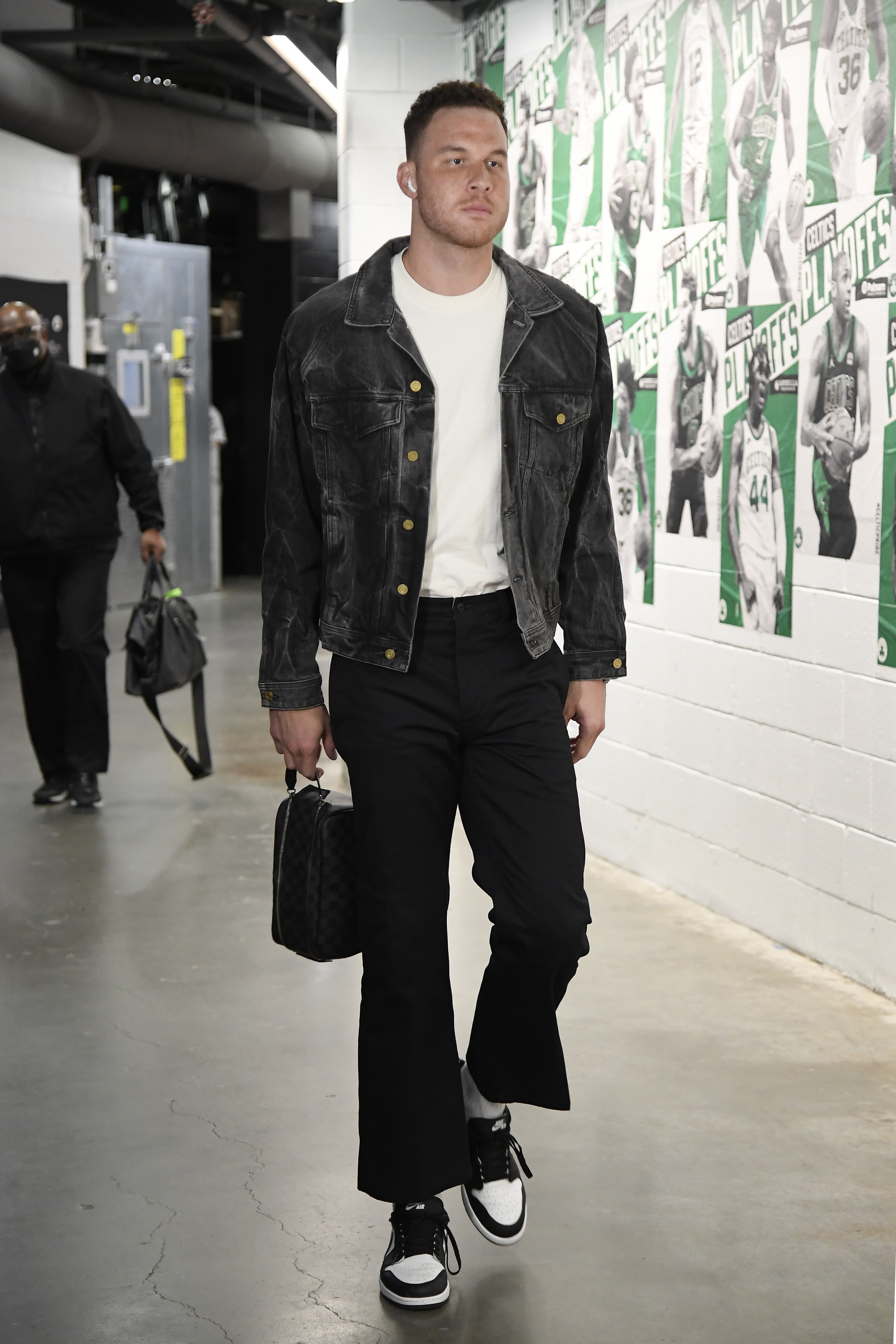 BOSTON, MA - APRIL 17: Blake Griffin #2 of the Brooklyn Nets arrives to the arena prior to the game against the Boston Celtics during Round 1 Game 1 of the 2022 NBA Playoffs on April 17, 2022 at the TD Garden in Boston, Massachusetts.  NOTE TO USER: User  (Foto: NBAE via Getty Images)