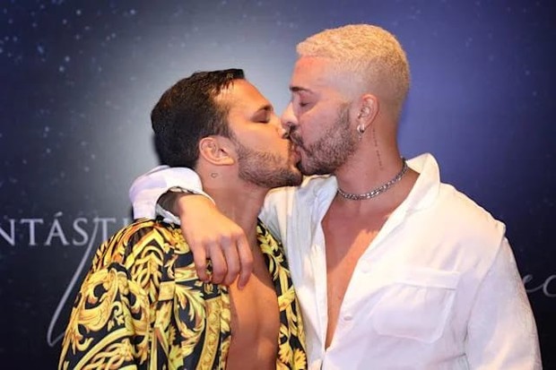 Lucas Guimarães e Carlinhos Maia trocam beijos em festa do pijama (Foto: Leo Franco e Lucas Ramos/AgNews)