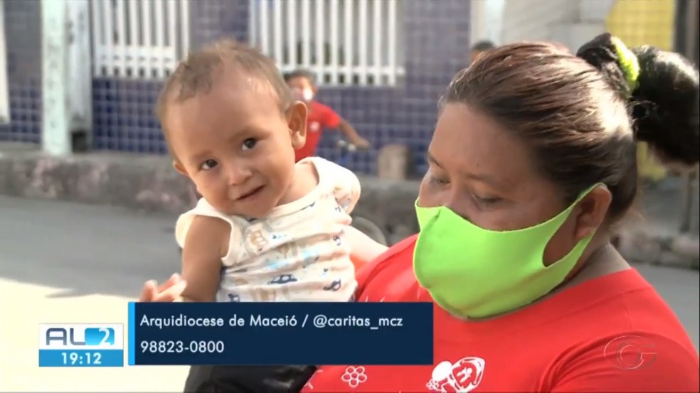 Bebê e mãe indígenas venezuelanos são assistidos pela Cáritas Arquidiocesana de Maceió — Foto: Reprodução/TV Gazeta