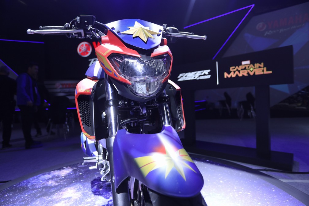 Yamaha Fazer 250 inspirada na heroína Capitã Marvel — Foto: Fábio Tito/G1