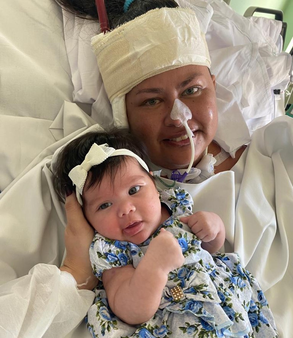Após ter a filha, Ana Rayane precisou ser intubada e tratada com ECMO — Foto: Arquivo da família