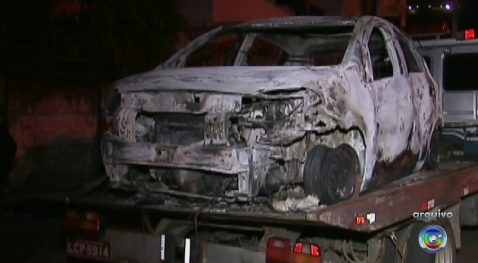 Carro da família foi encontrado queimado na época (Foto: Reprodução/TV TEM)