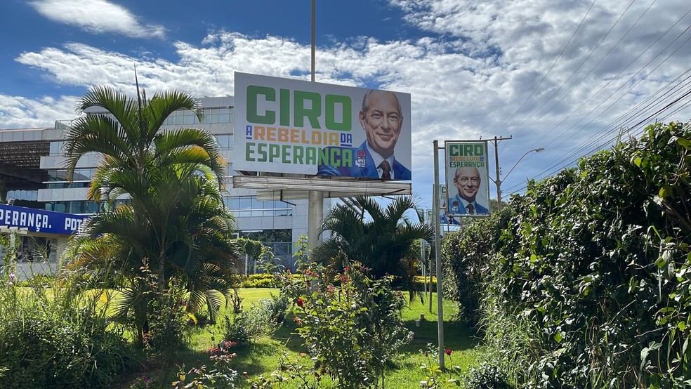 Outdoor com slogan de pré-candidato Ciro Gomes na sede do PDT em Brasília — Foto: Gustavo Garcia/g1