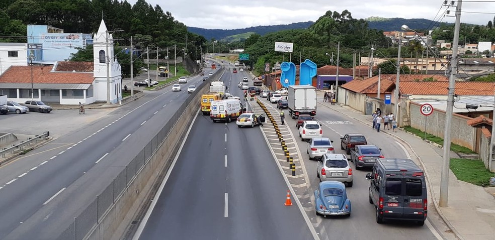 Acidente entre carros e caminhão interdita Raposo Tavares em São Roque — Foto: Divulgação/São Roque Notícias
