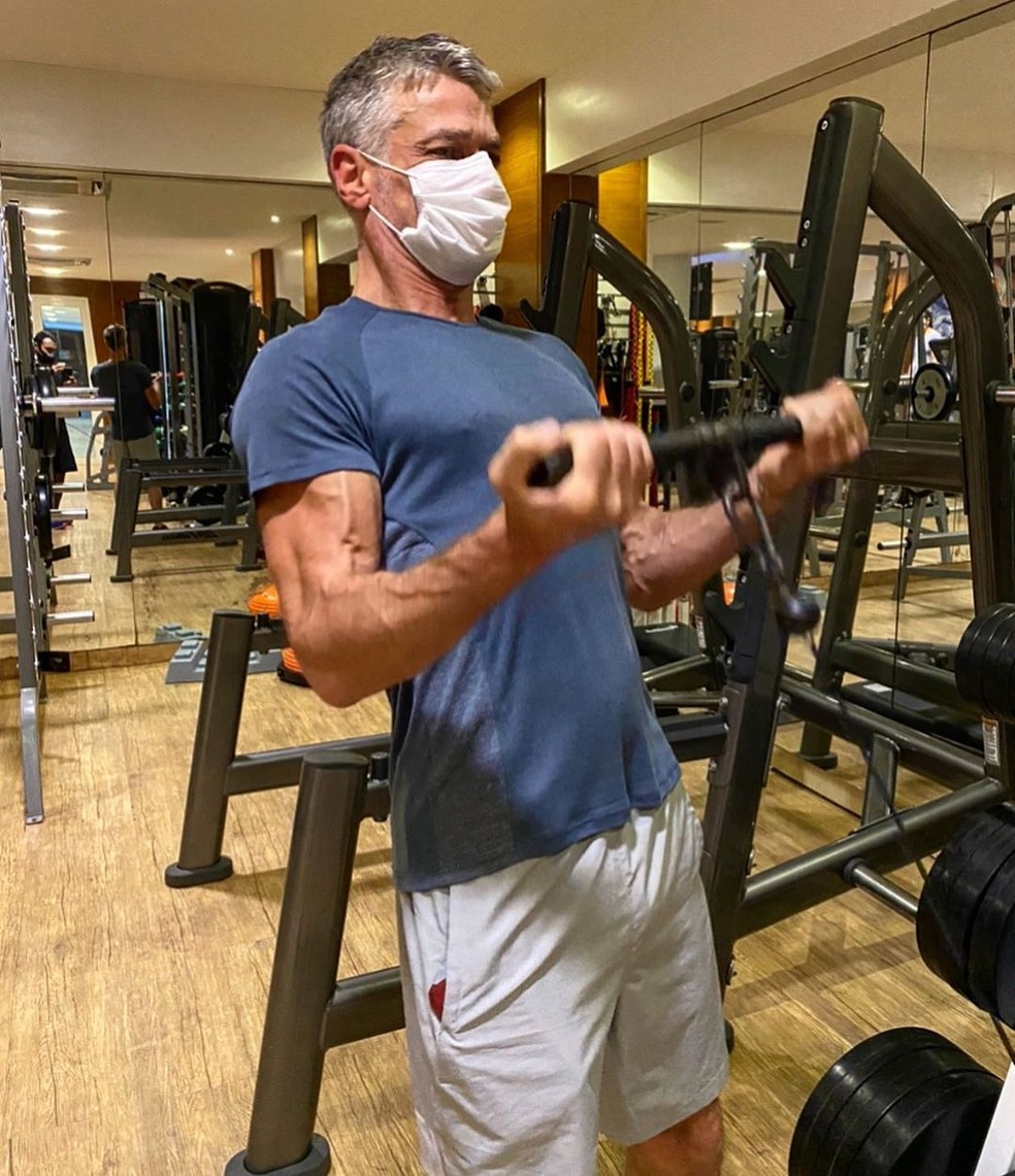 Fábio Assunção malha com acompanhamento de personal trainer — Foto: Reprodução/Instagram