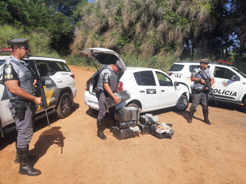 Droga foi apreendida no porta-malas de veículo — Foto: Foto: Polícia Militar/Divulgação