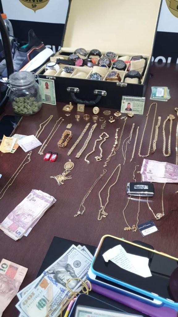 Suspeito de integrar organização criminosa é preso com itens de luxo e carros importados em Guarujá, SP