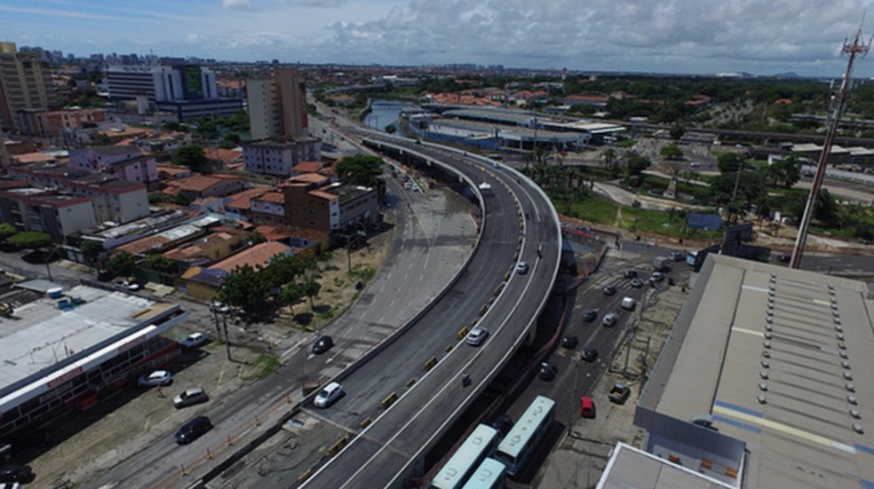AMC realiza bloqueio de tráfego no viaduto da Avenida Aguanambi — Foto: TVM