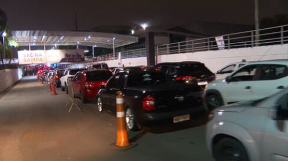 Drive-thru stations registered long lines during the night at 'Virada da Vacina' — Photo: TV Globo