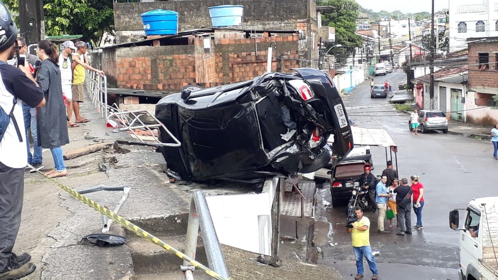 Carro ficou em cima da laje na Zona Norte do Recife, nesta segunda-feira (17) — Foto: Danilo César/TV Globo