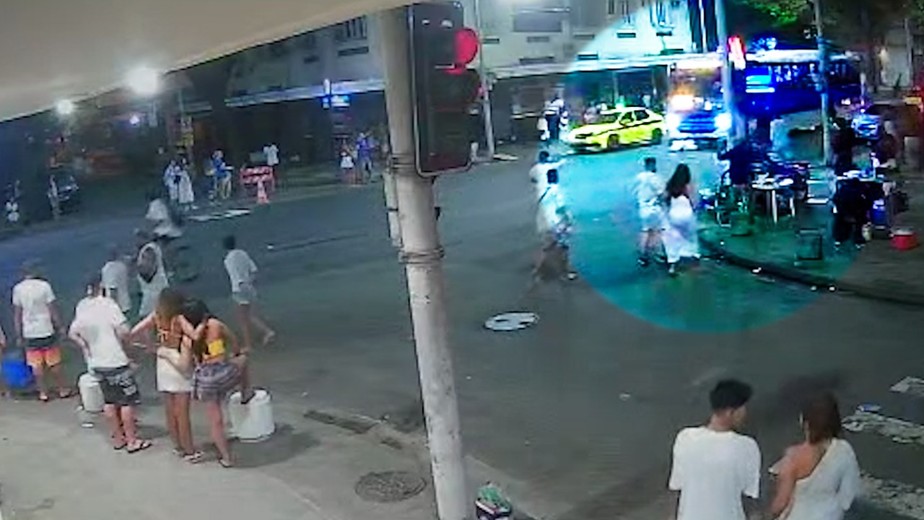 Novas imagens mostram outro ângulo de Valdir das Mercês Junior avançando com o ônibus, quando derruba e arrasta o bombeiro Gilson Castro Silva