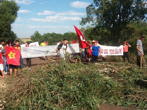 Grupo bloqueia rodovia em protesto em Alegrete, RS (Foto: Divulgação/Comando Rodoviário da Brigada Militar)