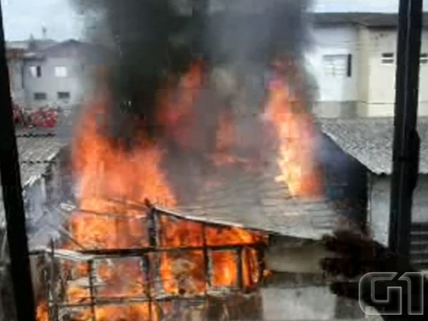 Barraco na entrada da Vila Telma ficou destruído após incêndio (Foto: Reprodução / G1)