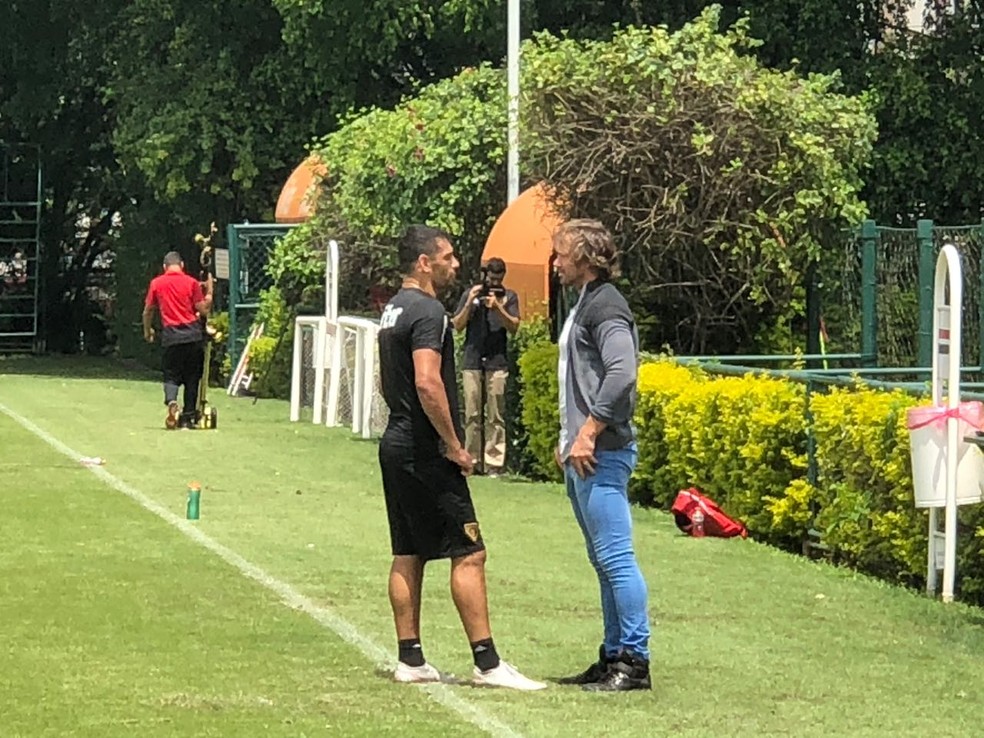 Diego Lugano também acompanhou o treino e teve conversa com Diego Souza — Foto: Marcelo Hazan