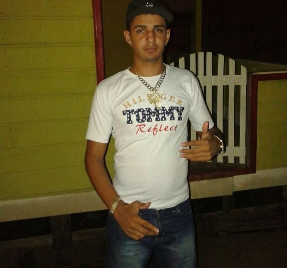 Jovem correu, mas foi morto a tiros em Cruzeiro do Sul (Foto: Arquivo pessoal )