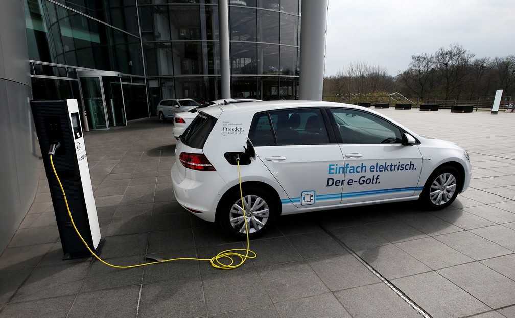 Volkswagen e-Golf é a configuração totalmente elétrica do hatch médio â€” Foto: Reuters