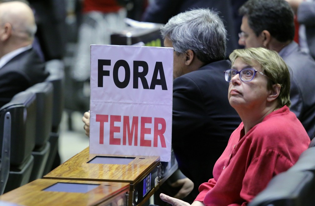 Deputados da oposição exibem cartaz contra o presidente Michel Temer durante sessão que vota a denúncia contra ele na Câmara dos Deputados, em Brasília (Foto: Antonio Augusto/Câmara dos Deputados)