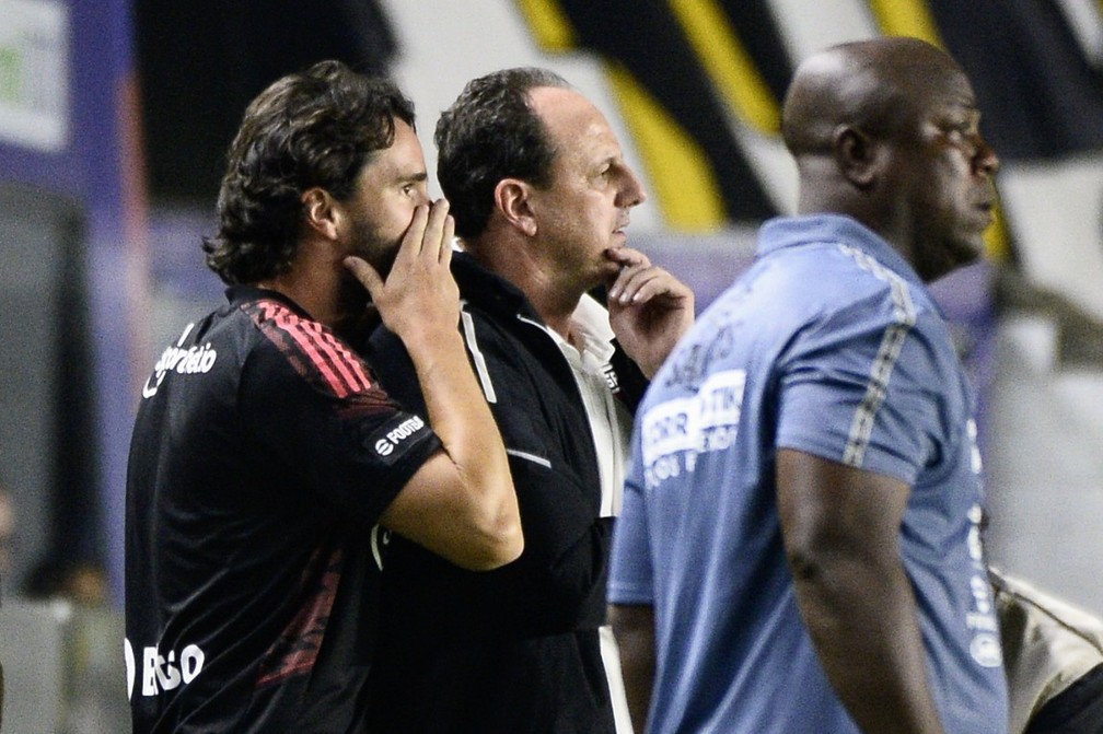 Rogério Ceni corrigiu o problema da marcação na esquerda no intervalo — Foto: Marcos Ribolli