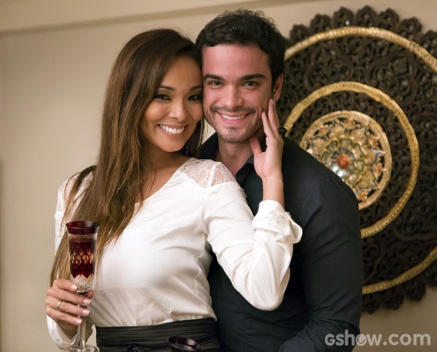 Carol Nakamura e Sidney Sampaio curtem momento romântico (Foto: Felipe Monteiro / TV Globo)