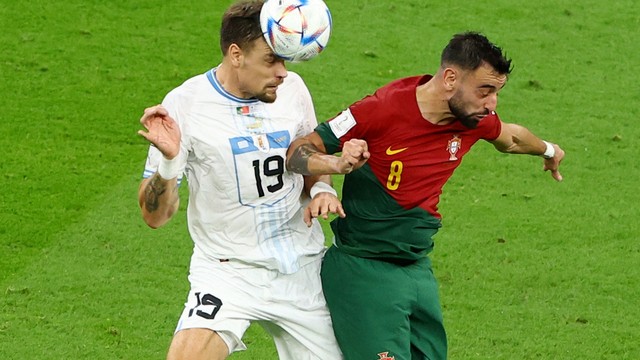 Sebastian Coates e Bruno Fernandes em Portugal x Uruguai